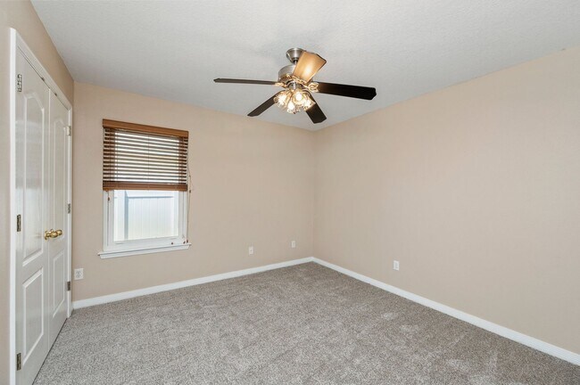 Building Photo - Spacious Home in Navarre!