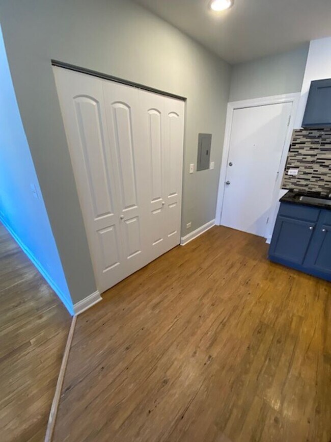 Building Photo - Uptown studio! Separate kitchen - Red Line!