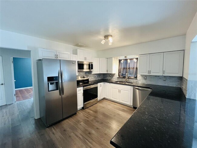 Building Photo - 260 W Interlachen St