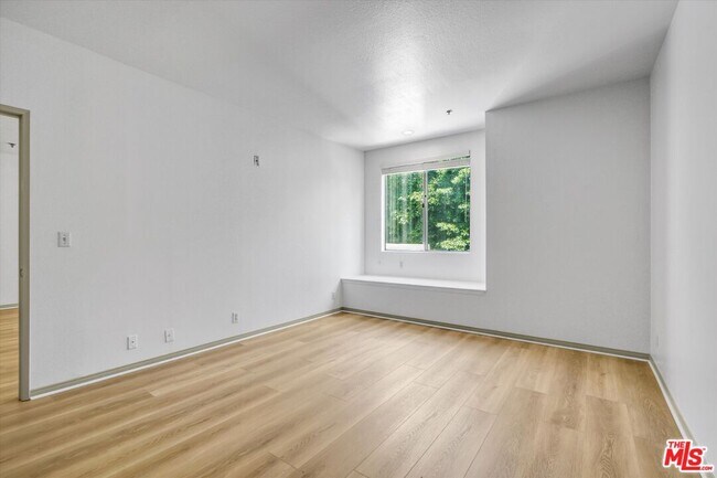 Building Photo - 2222 Beachwood Dr