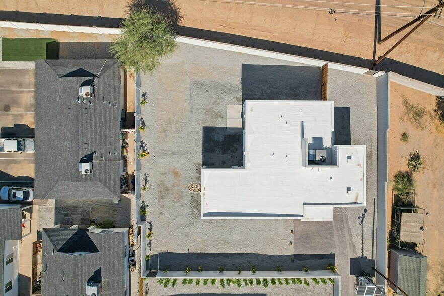 Building Photo - 910 E Roma Ave