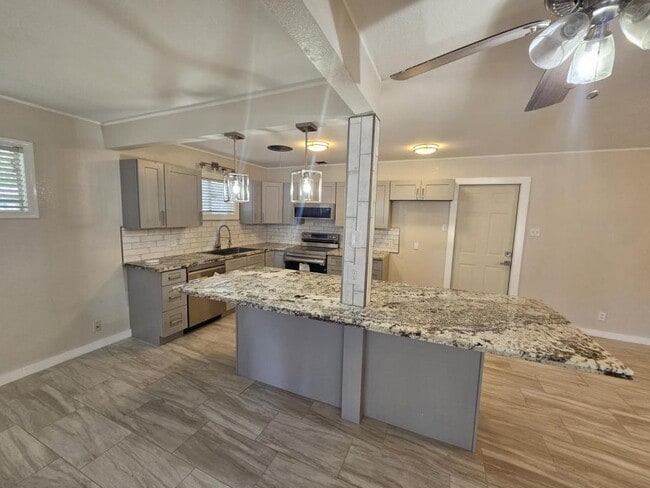 Building Photo - 2502 E Poplar Ave