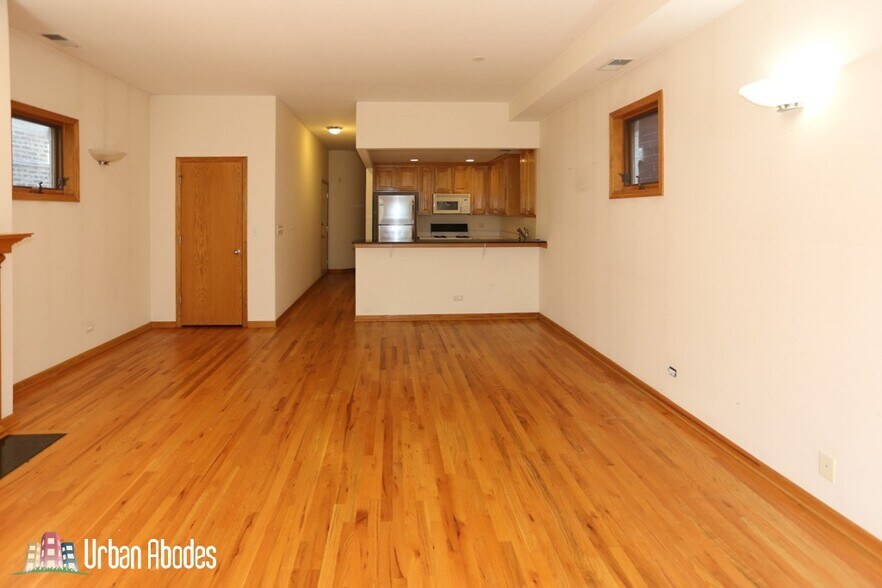 Building Photo - 824 W Buckingham Pl