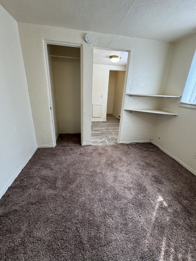 Building Photo - Cozy studio with a yard! $200 WalMart gift card if move in by Jan 1!