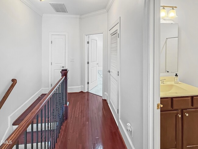 Building Photo - 184 Finsbury St