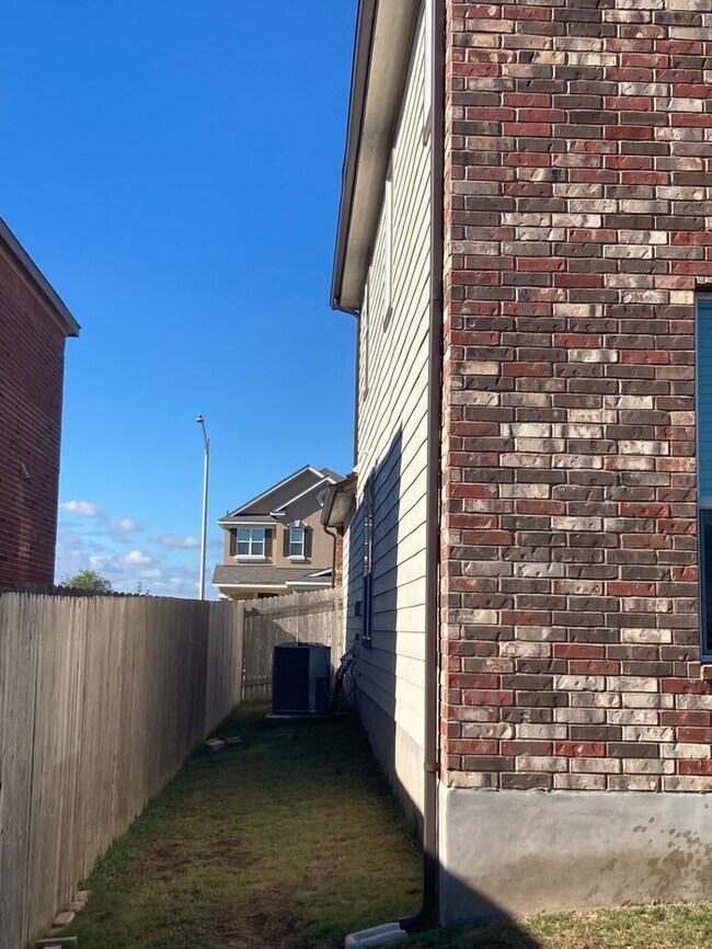Building Photo - !! 50% OFF on 1st Month's Rent when you mo...