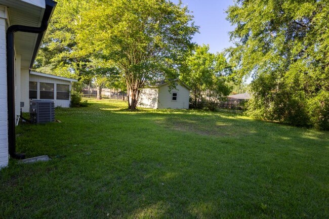 Building Photo - 1220 Kathy Ln SW