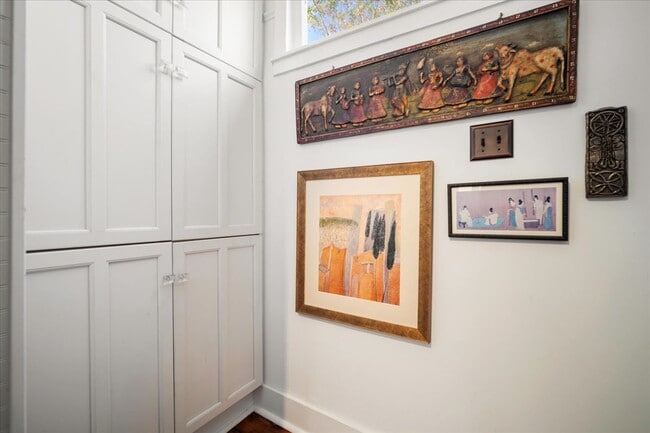 Building Photo - 237 Coming St