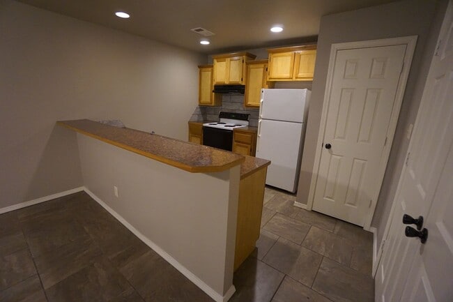 Building Photo - 2 bed, 1 bath Duplex