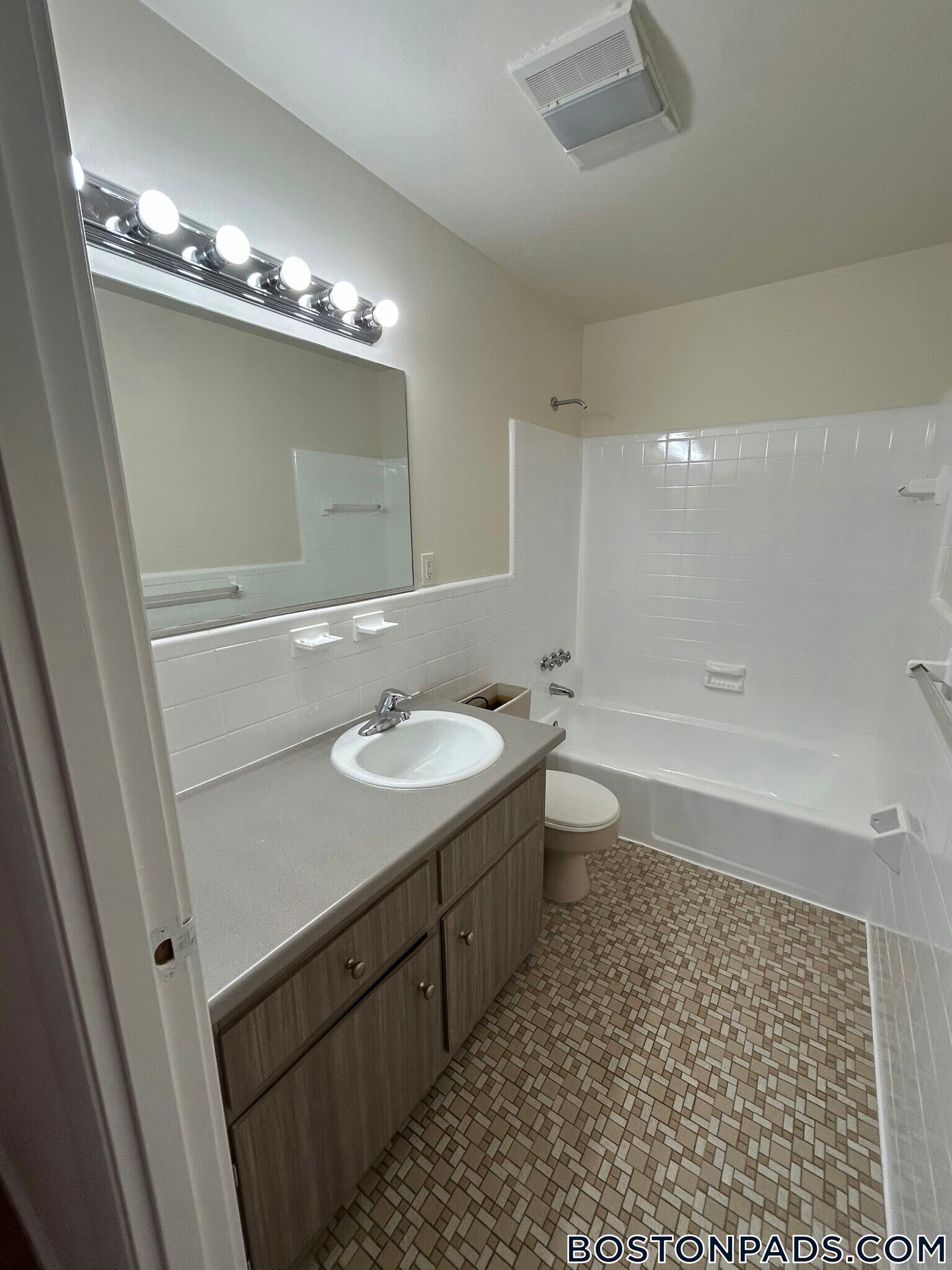 Building Photo - 7 Captain Parker Arms