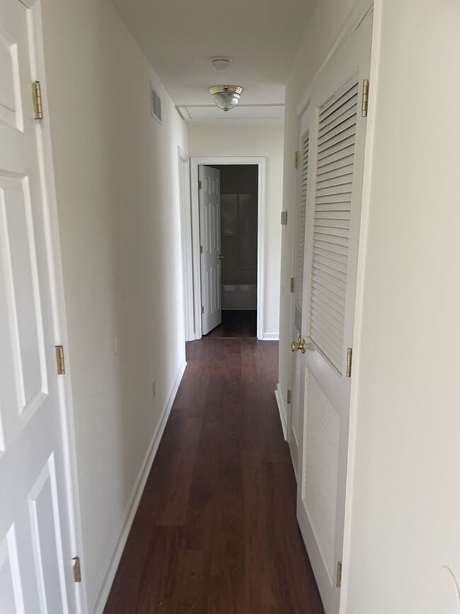 Building Photo - Lovely home close to shopping and entertainment.