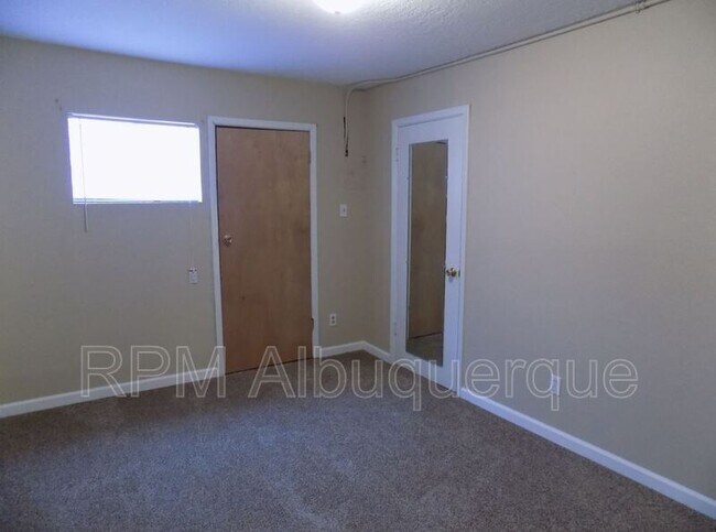 Building Photo - 560 Estancia Dr NW
