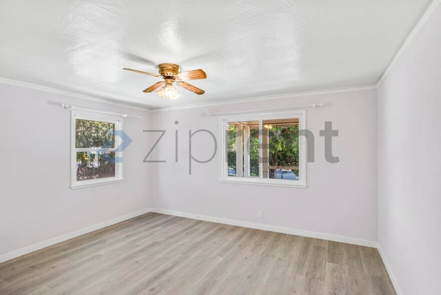 Building Photo - Unit