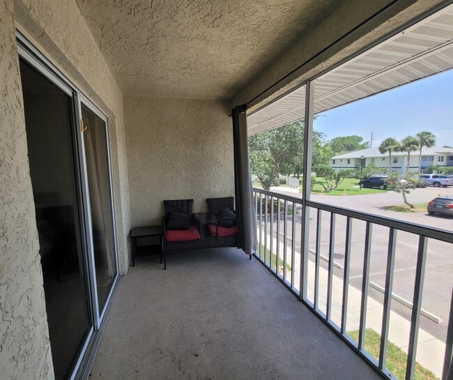 Building Photo - 1522 SE Royal Green Cir