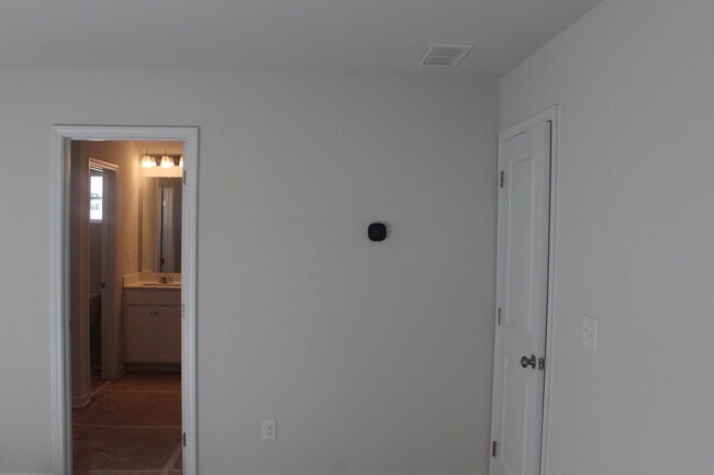 Building Photo - 204 Summerwood Ln