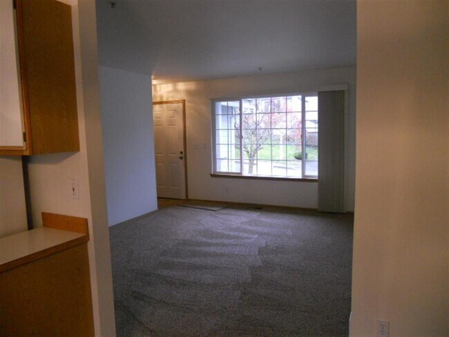 Building Photo - Spacious 3-Bed, 2-Bath Home with Private Y...