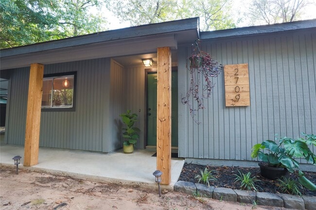 Primary Photo - 2709 S Millbend Dr