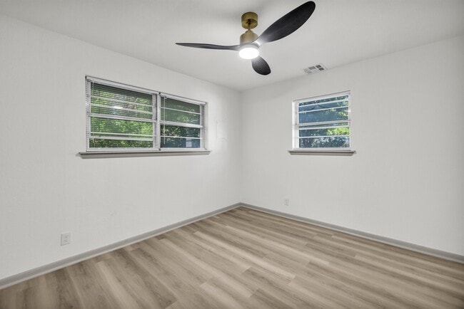Building Photo - 114 E Ross Ave