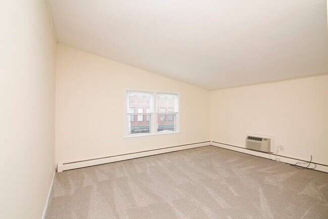 Building Photo - 118 Pleasant St