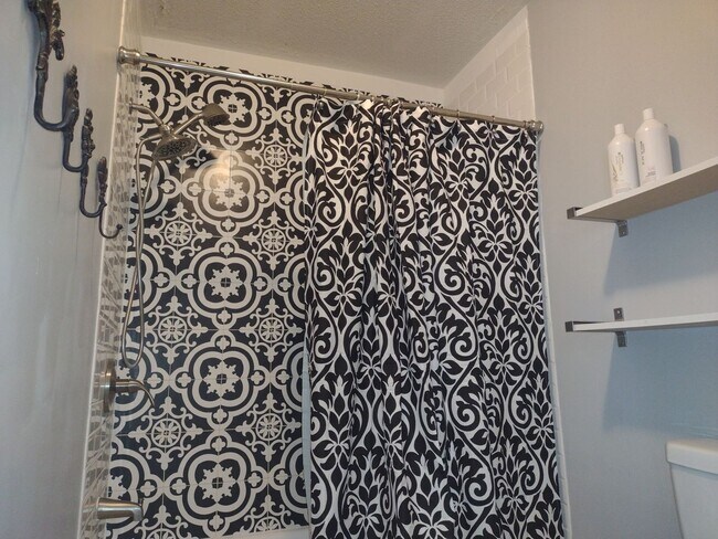 Building Photo - Beautifully renovated 4 bed 5 bath condo with a private back yard