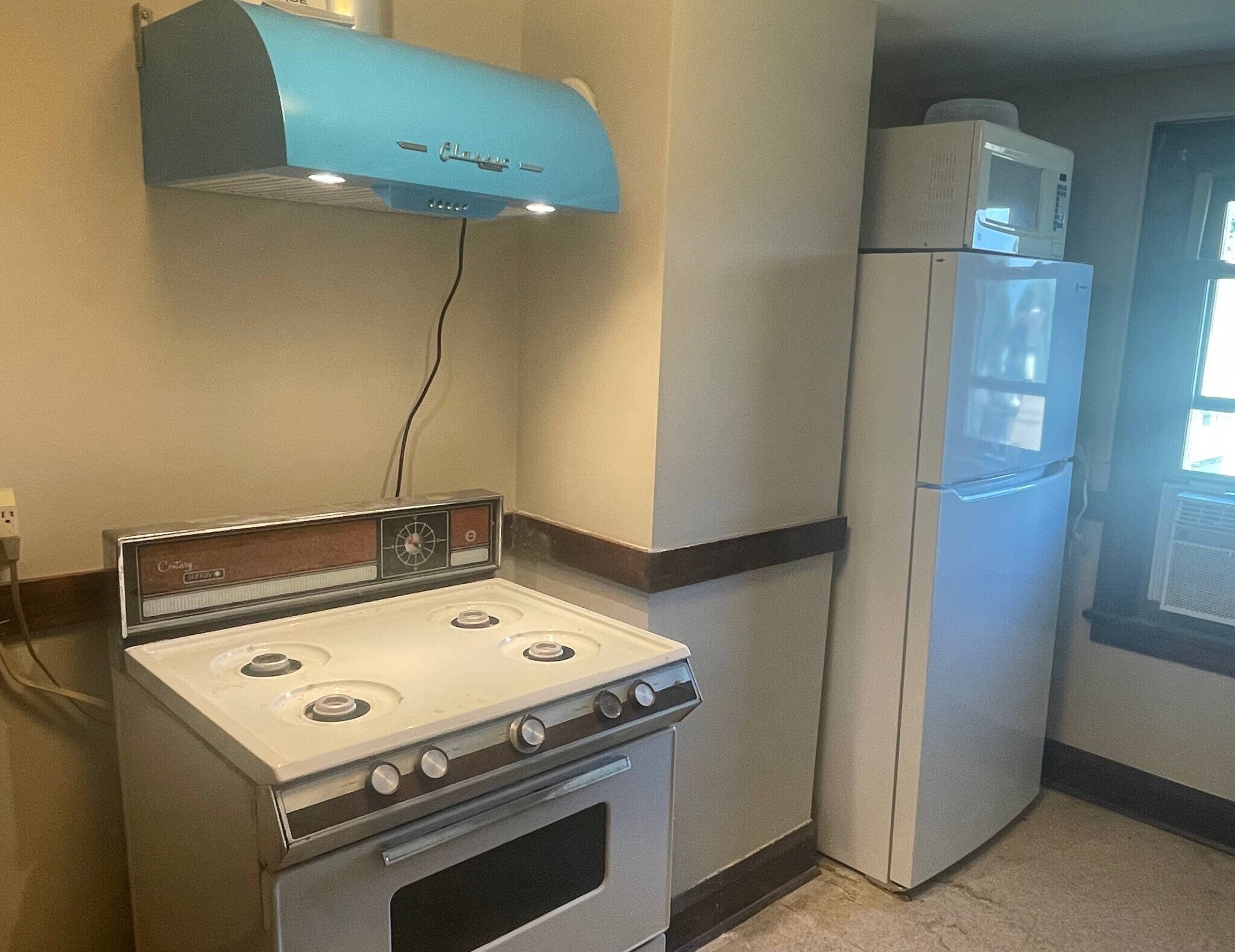 Gas range, vented hood fan - 2924 Emerson Ave N