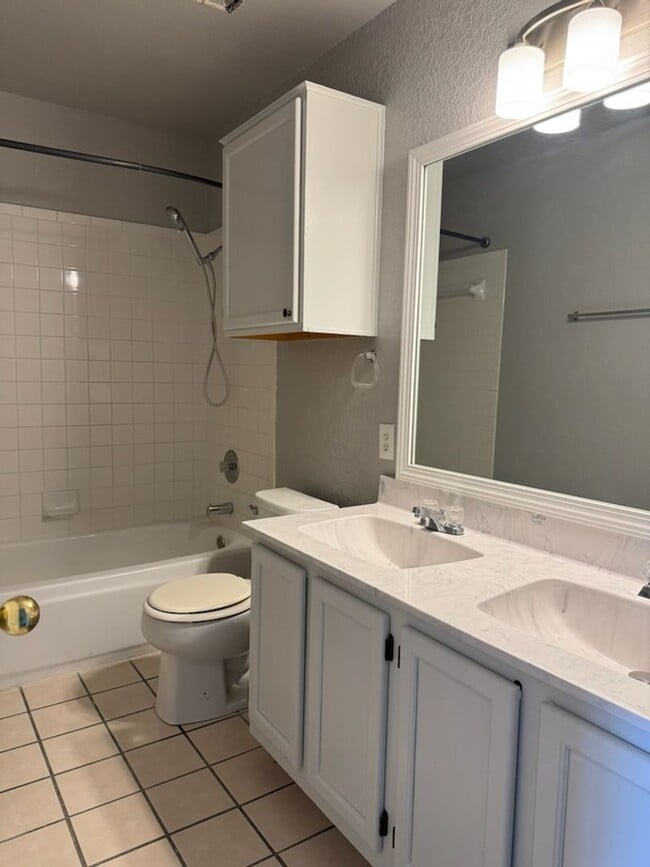 Building Photo - Remodeled 3 Bedroom Plus Bonus Room - Comi...
