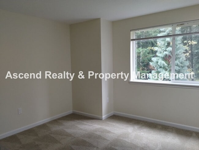 Building Photo - Price Reduced! Beautifully Updated 2 Level...