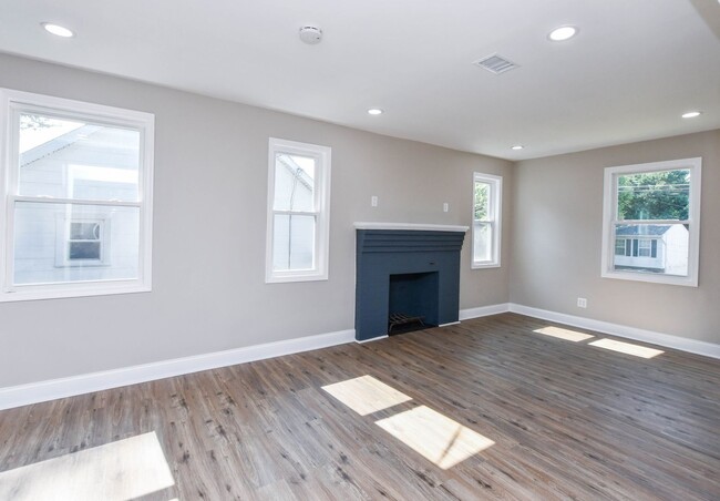 Building Photo - 4 Bedroom 2.5 Bathroom Open Floor Plan 3 S...