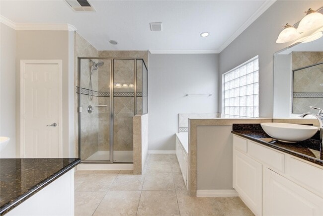 Building Photo - 11623 Royal Oaks Crossing