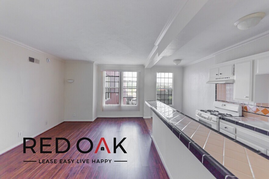 Building Photo - 5640 Franklin Ave