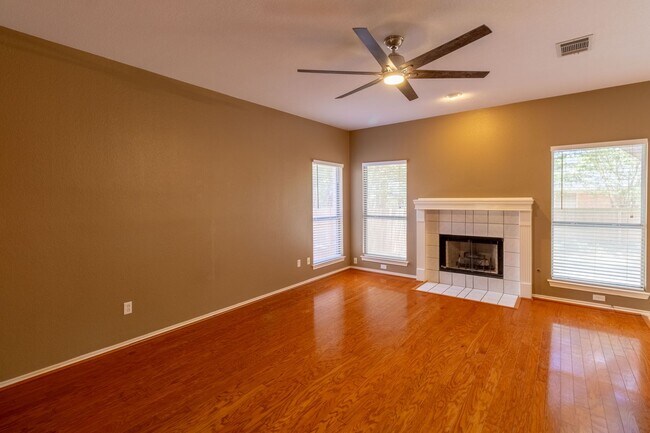 Building Photo - 4 bedroom, 2 bathroom home in South Austin!