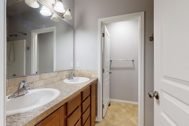 Building Photo - Beautifully maintained 3 bedroom 2.5 bath home