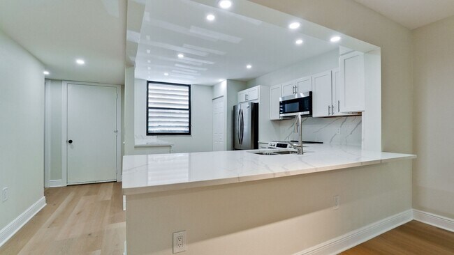 Building Photo - 542 Lakeside Dr