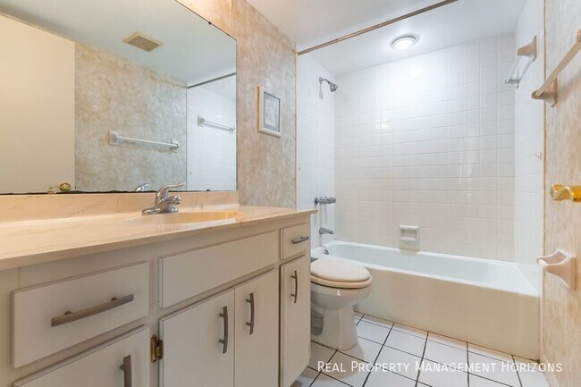 Building Photo - 4813 Independence Dr