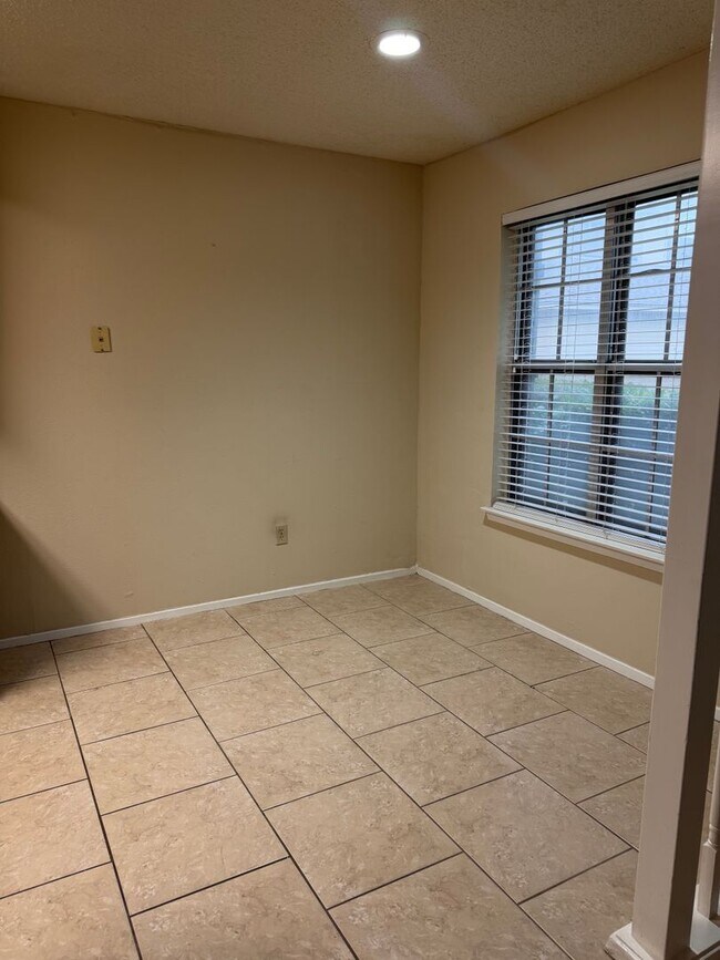 Building Photo - Centrally Located 1 Bedroom Unit