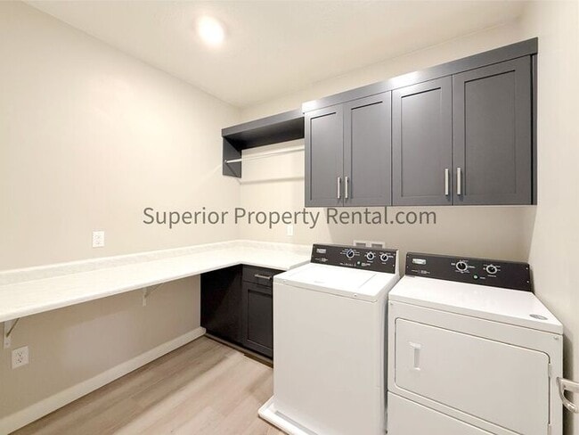 Building Photo - Gorgeous 3 bed, 3.5 bath 3 car garage home with views