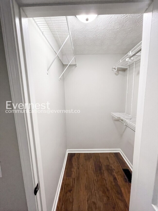 Building Photo - 3 Bed, 2 Bath Home with Off-Street Parking / Pet-Friendly / Available Now!