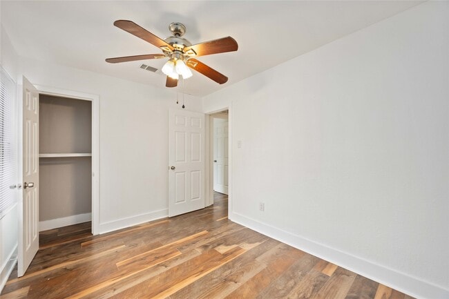 Building Photo - 6043 Lyndhurst Dr