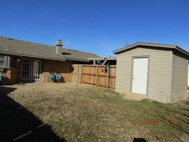 Building Photo - Great home located on the eastside, walking distance to MacArthur Schools.