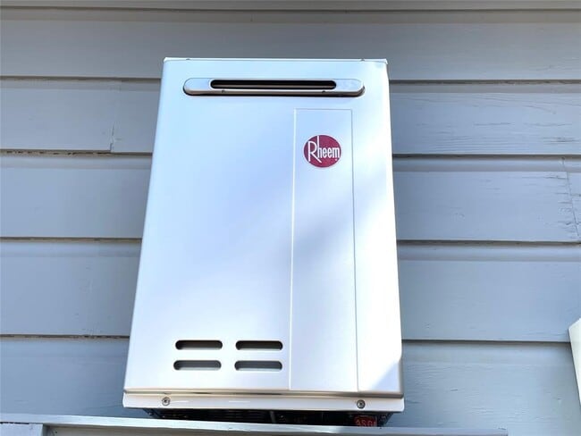 Building Photo - 807 E Riverside Dr