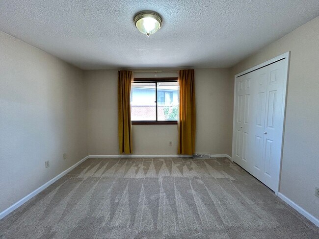 Building Photo - Recently Remodeled 2Bd/2Ba with Attached G...