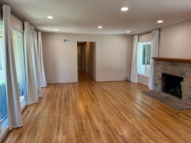 Building Photo - Los Gatos Living Just Minutes from Downtown & New Whole Foods