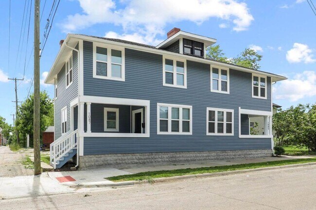 Building Photo - 1087 E Sycamore St