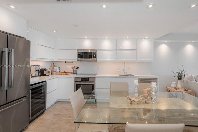 Building Photo - 2301 Collins Ave