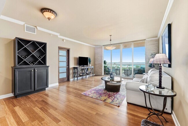 Building Photo - 2650 Lake Shore Dr