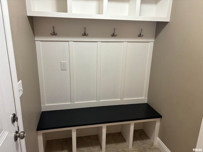 Building Photo - 2116 W Geneva Rd