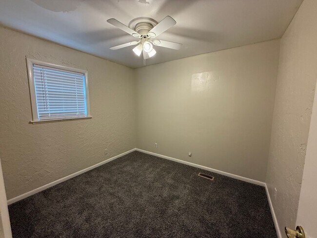 Building Photo - Welcome to this charming 3 bedroom, 2 bath...