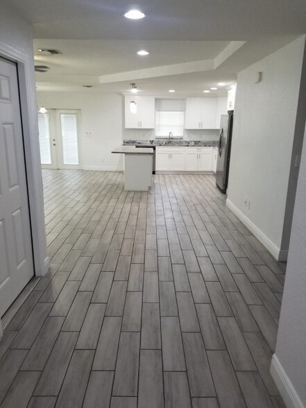 Building Photo - 1406 E Renfro St