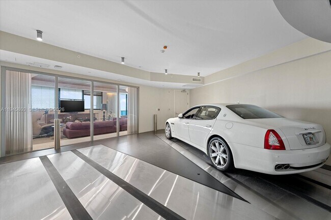 Building Photo - 18555 Collins Ave