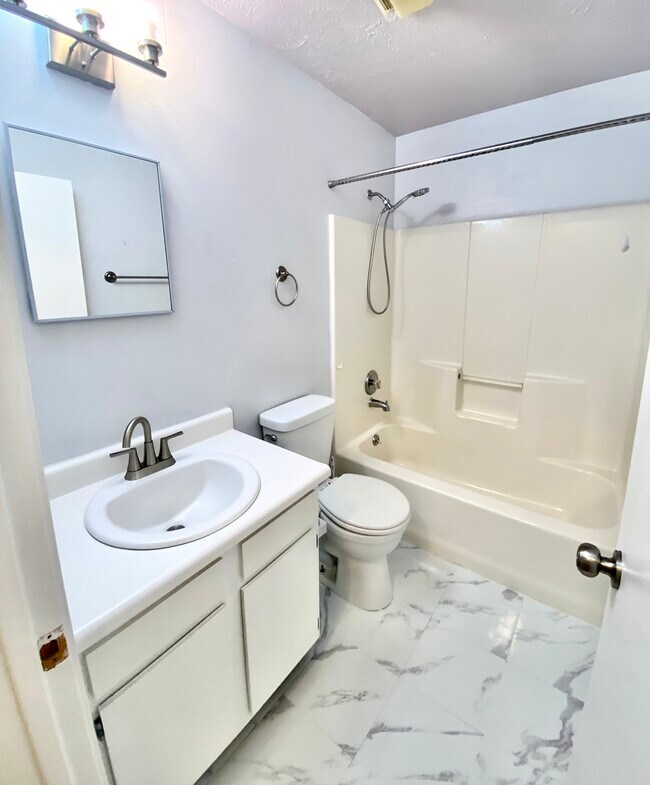 Building Photo - 6528 Rosebelle Ave